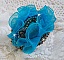 Bague artisanale brodée avec fleur en ruban bleu turquoise.