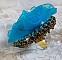 Bague artisanale bleue brodée avec fleur et perles dorées.