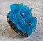 Bague artisanale bleue brodée avec perles et ruban turquoise.