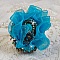 Bague artisanale brodée avec cabochon turquoise et fleur bleue.