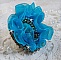 Bague artisanale bleue avec cabochon, perles et rubans ondulés.