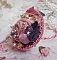Bague Jardin Po&eacute;tique brod&eacute;e avec du lin Rose, une dentelle Violine des ann&eacute;es 1950, &eacute;tamines, toupie, perles rondes nacr&eacute;es Rose en Cristal, feuille Nacre Naturel, fleurs lucites, perles et rocailles