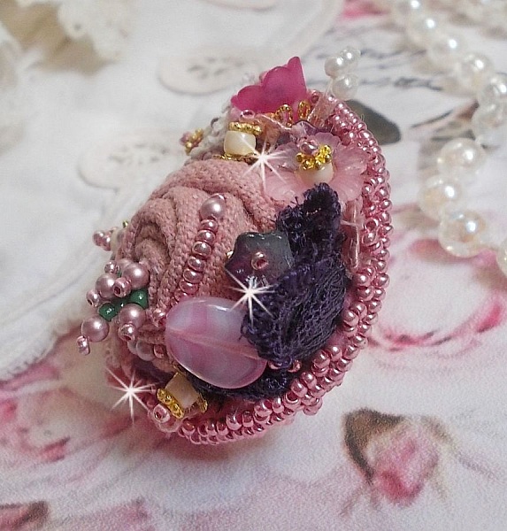 Bague Jardin Po&eacute;tique brod&eacute;e avec du lin Rose, une dentelle Violine des ann&eacute;es 1950, &eacute;tamines, toupie, perles rondes nacr&eacute;es Rose en Cristal, feuille Nacre Naturel, fleurs lucites, perles et rocailles
