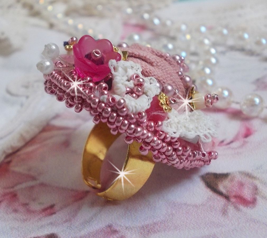 Bague Jardin Po&eacute;tique brod&eacute;e avec du lin Rose, une dentelle Violine des ann&eacute;es 1950, &eacute;tamines, toupie, perles rondes nacr&eacute;es Rose en Cristal, feuille Nacre Naturel, fleurs lucites, perles et rocailles