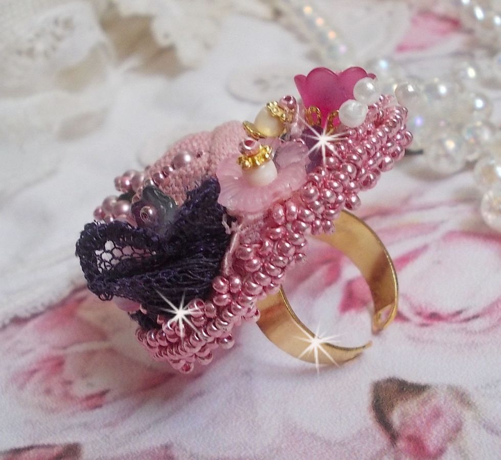 Bague Jardin Po&eacute;tique brod&eacute;e avec du lin Rose, une dentelle Violine des ann&eacute;es 1950, &eacute;tamines, toupie, perles rondes nacr&eacute;es Rose en Cristal, feuille Nacre Naturel, fleurs lucites, perles et rocailles