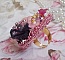 Bague Jardin Po&eacute;tique brod&eacute;e avec du lin Rose, une dentelle Violine des ann&eacute;es 1950, &eacute;tamines, toupie, perles rondes nacr&eacute;es Rose en Cristal, feuille Nacre Naturel, fleurs lucites, perles et rocailles