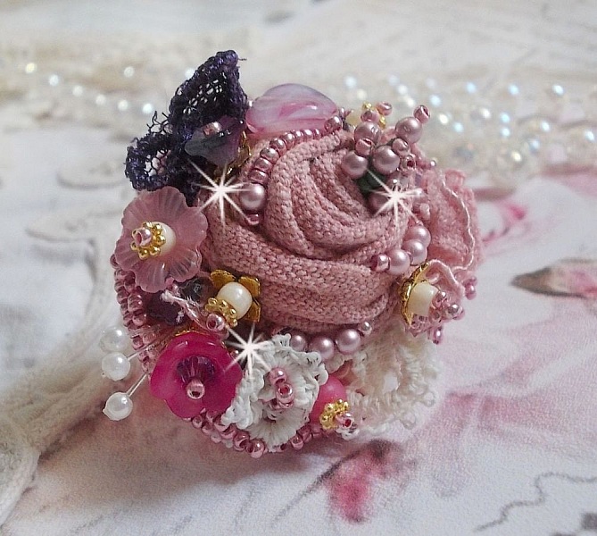 Bague Jardin Po&eacute;tique brod&eacute;e avec du lin Rose, une dentelle Violine des ann&eacute;es 1950, &eacute;tamines, toupie, perles rondes nacr&eacute;es Rose en Cristal, feuille Nacre Naturel, fleurs lucites, perles et rocailles