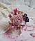 Bague Jardin Po&eacute;tique brod&eacute;e avec du lin Rose, une dentelle Violine des ann&eacute;es 1950, &eacute;tamines, toupie, perles rondes nacr&eacute;es Rose en Cristal, feuille Nacre Naturel, fleurs lucites, perles et rocailles