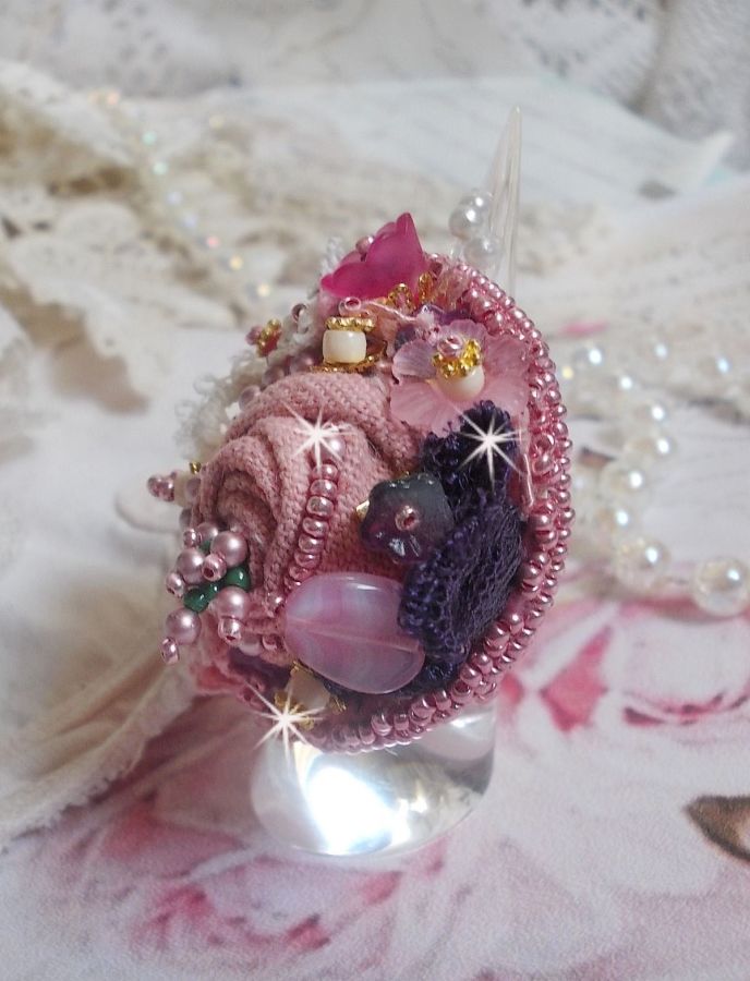 Bague Jardin Po&eacute;tique brod&eacute;e avec du lin Rose, une dentelle Violine des ann&eacute;es 1950, &eacute;tamines, toupie, perles rondes nacr&eacute;es Rose en Cristal, feuille Nacre Naturel, fleurs lucites, perles et rocailles