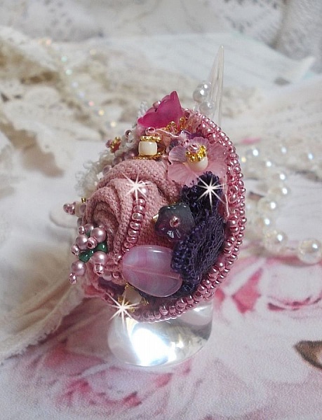 Bague Jardin Po&eacute;tique brod&eacute;e avec du lin Rose, une dentelle Violine des ann&eacute;es 1950, &eacute;tamines, toupie, perles rondes nacr&eacute;es Rose en Cristal, feuille Nacre Naturel, fleurs lucites, perles et rocailles