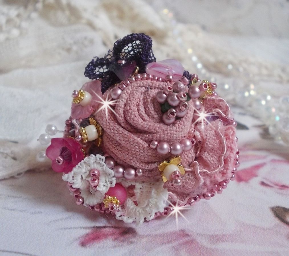 Bague Jardin Po&eacute;tique brod&eacute;e avec du lin Rose, une dentelle Violine des ann&eacute;es 1950, &eacute;tamines, toupie, perles rondes nacr&eacute;es Rose en Cristal, feuille Nacre Naturel, fleurs lucites, perles et rocailles