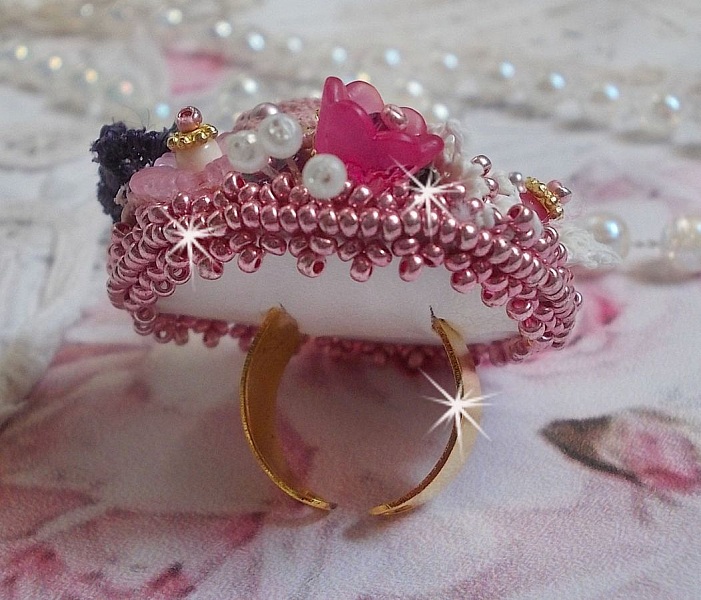 Bague Jardin Po&eacute;tique brod&eacute;e avec du lin Rose, une dentelle Violine des ann&eacute;es 1950, &eacute;tamines, toupie, perles rondes nacr&eacute;es Rose en Cristal, feuille Nacre Naturel, fleurs lucites, perles et rocailles