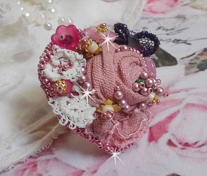 Bague Jardin Po&eacute;tique brod&eacute;e avec du lin Rose, une dentelle Violine des ann&eacute;es 1950, &eacute;tamines, toupie, perles rondes nacr&eacute;es Rose en Cristal, feuille Nacre Naturel, fleurs lucites, perles et rocailles
