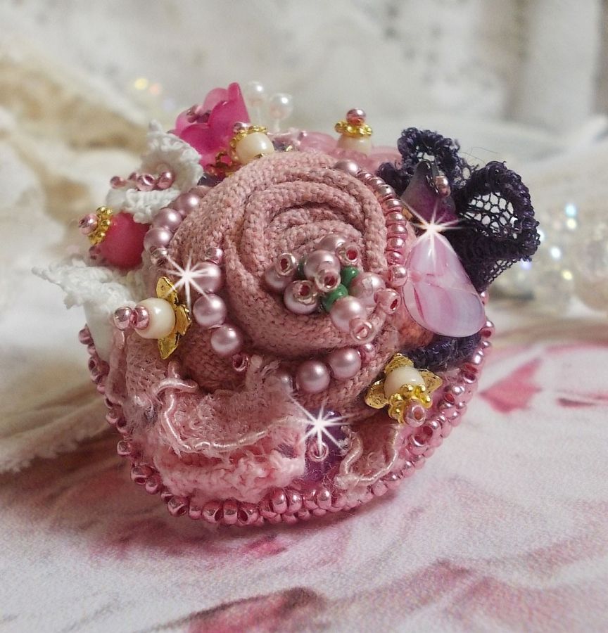 Bague Jardin Po&eacute;tique brod&eacute;e avec du lin Rose, une dentelle Violine des ann&eacute;es 1950, &eacute;tamines, toupie, perles rondes nacr&eacute;es Rose en Cristal, feuille Nacre Naturel, fleurs lucites, perles et rocailles