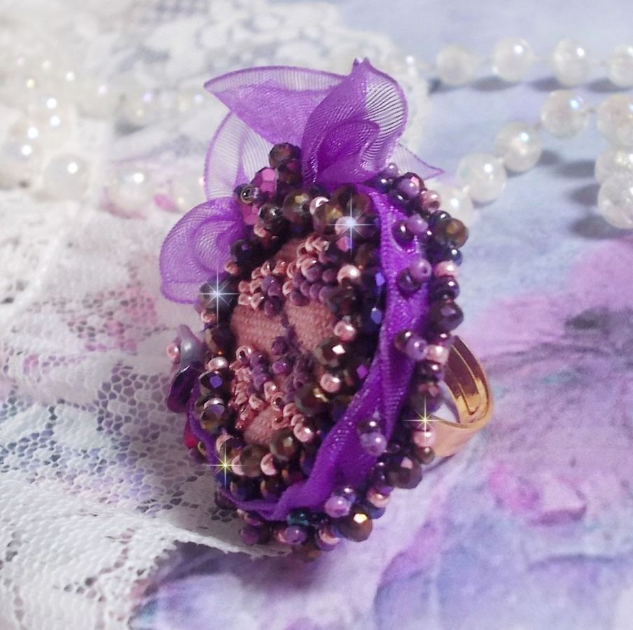 Bague Lady Romantique brod&eacute;e sur une bague Dor&eacute;e avec un cabochon tissu lin coton vieux Rose brod&eacute; de fleurs et branches en rocailles et bord&eacute; d&rsquo;un ruban organza Violet pour une tendresse romantique