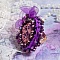 Bague Lady Romantique brod&eacute;e sur une bague Dor&eacute;e avec un cabochon tissu lin coton vieux Rose brod&eacute; de fleurs et branches en rocailles et bord&eacute; d&rsquo;un ruban organza Violet pour une tendresse romantique
