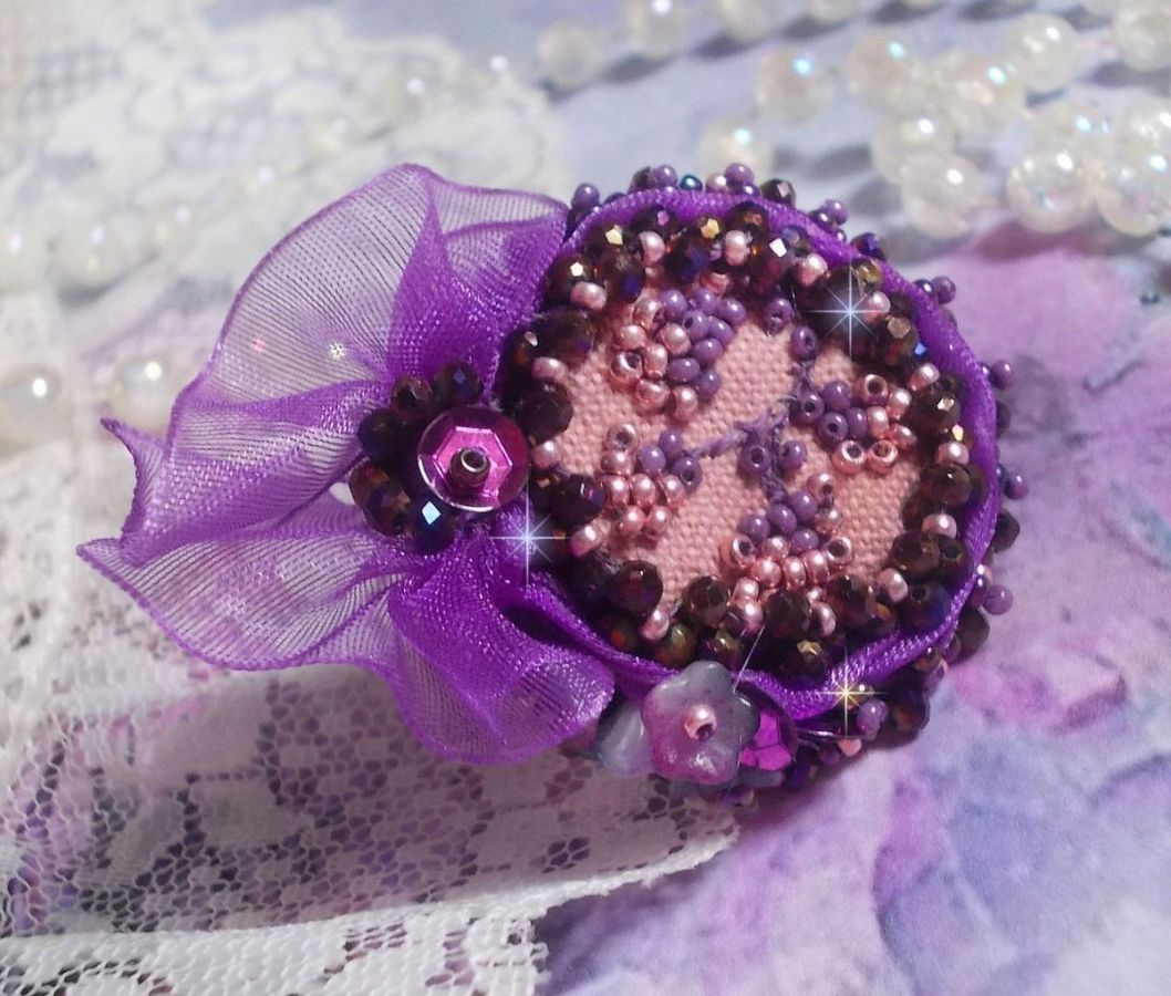 Bague Lady Romantique brod&eacute;e sur une bague Dor&eacute;e avec un cabochon tissu lin coton vieux Rose brod&eacute; de fleurs et branches en rocailles et bord&eacute; d&rsquo;un ruban organza Violet pour une tendresse romantique