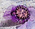 Bague Lady Romantique brod&eacute;e sur une bague Dor&eacute;e avec un cabochon tissu lin coton vieux Rose brod&eacute; de fleurs et branches en rocailles et bord&eacute; d&rsquo;un ruban organza Violet pour une tendresse romantique