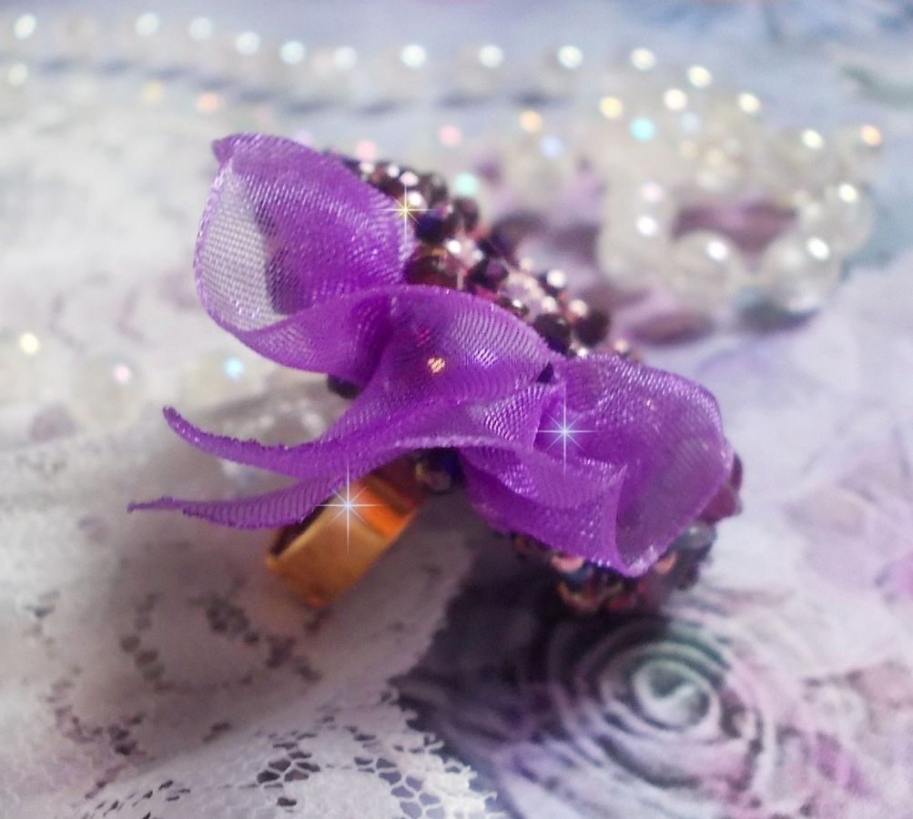 Bague Lady Romantique brod&eacute;e sur une bague Dor&eacute;e avec un cabochon tissu lin coton vieux Rose brod&eacute; de fleurs et branches en rocailles et bord&eacute; d&rsquo;un ruban organza Violet pour une tendresse romantique