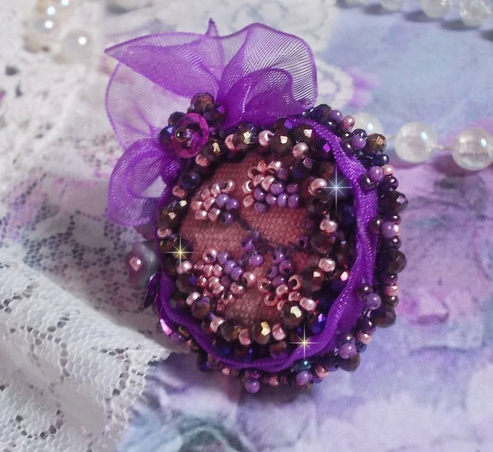 Bague Lady Romantique brod&eacute;e sur une bague Dor&eacute;e avec un cabochon tissu lin coton vieux Rose brod&eacute; de fleurs et branches en rocailles et bord&eacute; d&rsquo;un ruban organza Violet pour une tendresse romantique