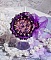 Bague Lady Romantique brod&eacute;e sur une bague Dor&eacute;e avec un cabochon tissu lin coton vieux Rose brod&eacute; de fleurs et branches en rocailles et bord&eacute; d&rsquo;un ruban organza Violet pour une tendresse romantique