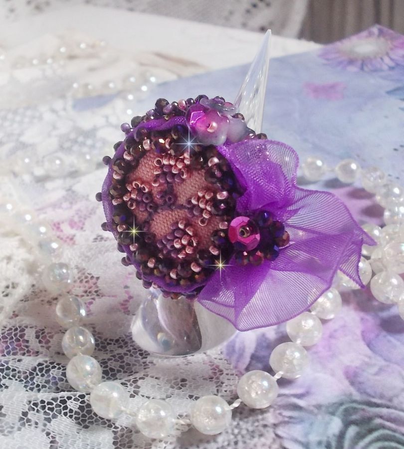Bague Lady Romantique brod&eacute;e sur une bague Dor&eacute;e avec un cabochon tissu lin coton vieux Rose brod&eacute; de fleurs et branches en rocailles et bord&eacute; d&rsquo;un ruban organza Violet pour une tendresse romantique