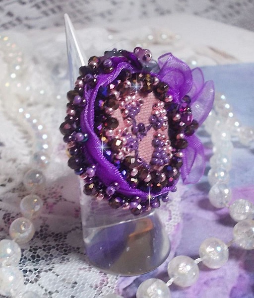 Bague Lady Romantique brod&eacute;e sur une bague Dor&eacute;e avec un cabochon tissu lin coton vieux Rose brod&eacute; de fleurs et branches en rocailles et bord&eacute; d&rsquo;un ruban organza Violet pour une tendresse romantique