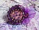 Bague Lady Romantique brod&eacute;e sur une bague Dor&eacute;e avec un cabochon tissu lin coton vieux Rose brod&eacute; de fleurs et branches en rocailles et bord&eacute; d&rsquo;un ruban organza Violet pour une tendresse romantique