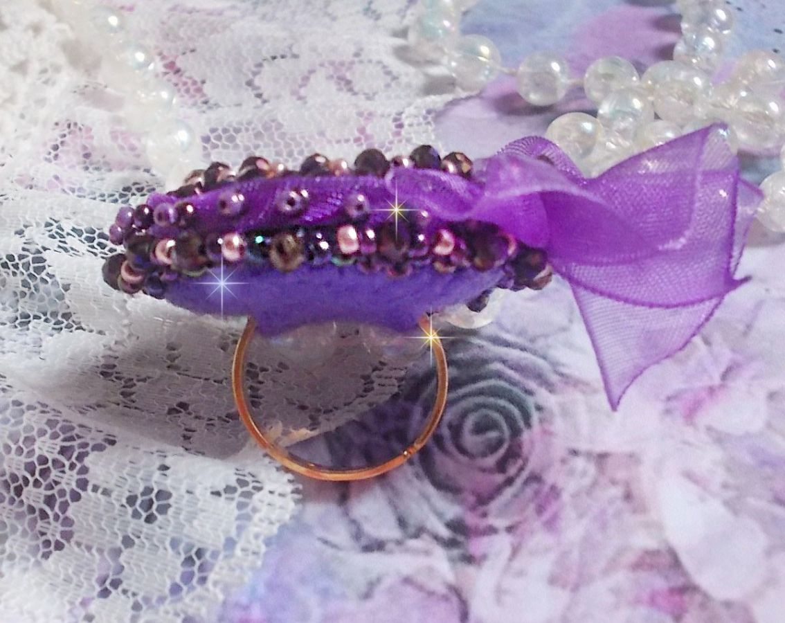 Bague Lady Romantique brod&eacute;e sur une bague Dor&eacute;e avec un cabochon tissu lin coton vieux Rose brod&eacute; de fleurs et branches en rocailles et bord&eacute; d&rsquo;un ruban organza Violet pour une tendresse romantique