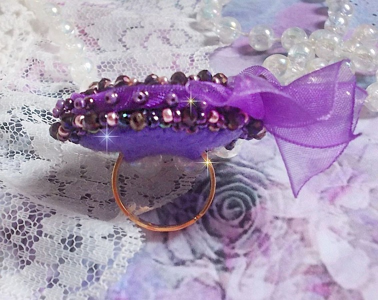Bague Lady Romantique brod&eacute;e sur une bague Dor&eacute;e avec un cabochon tissu lin coton vieux Rose brod&eacute; de fleurs et branches en rocailles et bord&eacute; d&rsquo;un ruban organza Violet pour une tendresse romantique