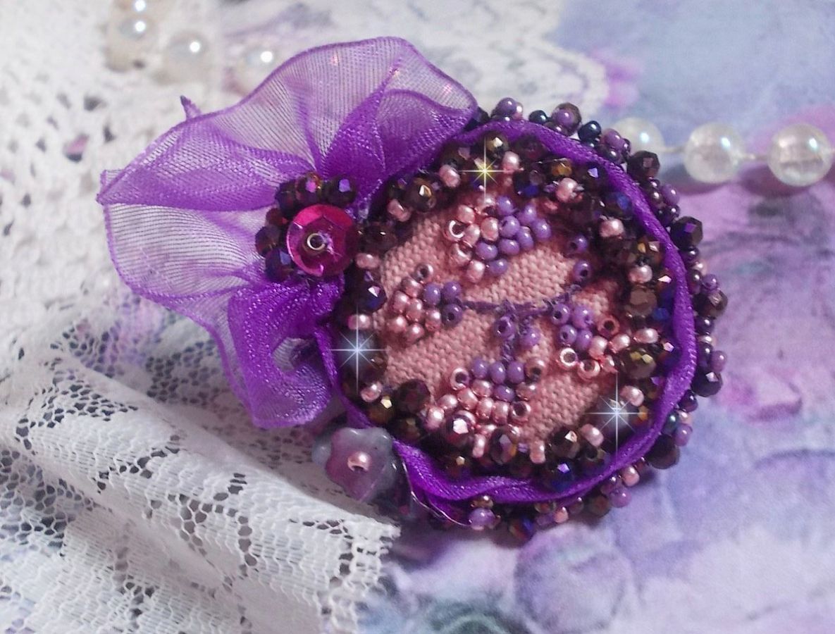 Bague Lady Romantique brod&eacute;e sur une bague Dor&eacute;e avec un cabochon tissu lin coton vieux Rose brod&eacute; de fleurs et branches en rocailles et bord&eacute; d&rsquo;un ruban organza Violet pour une tendresse romantique