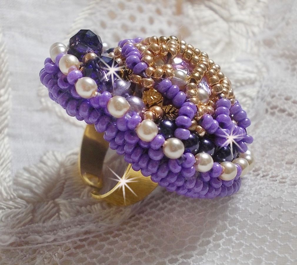 Bague Laureline brod&eacute;e sur une bague Dor&eacute;e avec un cabochon carr&eacute; Violet, perles rondes aplaties, perles rondes nacr&eacute;es en verre Ivoire, Mauve et Purple, rocailles pour un style Contemporain