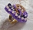 Bague Laureline brod&eacute;e sur une bague Dor&eacute;e avec un cabochon carr&eacute; Violet, perles rondes aplaties, perles rondes nacr&eacute;es en verre Ivoire, Mauve et Purple, rocailles pour un style Contemporain
