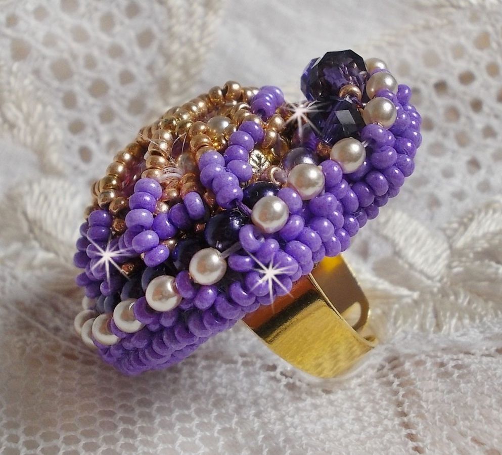 Bague Laureline brod&eacute;e sur une bague Dor&eacute;e avec un cabochon carr&eacute; Violet, perles rondes aplaties, perles rondes nacr&eacute;es en verre Ivoire, Mauve et Purple, rocailles pour un style Contemporain