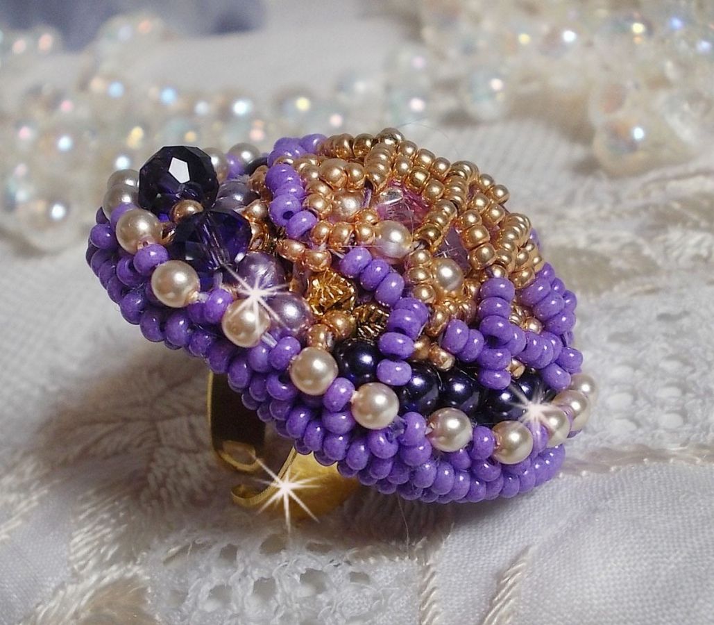 Bague Laureline brod&eacute;e sur une bague Dor&eacute;e avec un cabochon carr&eacute; Violet, perles rondes aplaties, perles rondes nacr&eacute;es en verre Ivoire, Mauve et Purple, rocailles pour un style Contemporain
