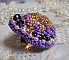 Bague Laureline brod&eacute;e sur une bague Dor&eacute;e avec un cabochon carr&eacute; Violet, perles rondes aplaties, perles rondes nacr&eacute;es en verre Ivoire, Mauve et Purple, rocailles pour un style Contemporain