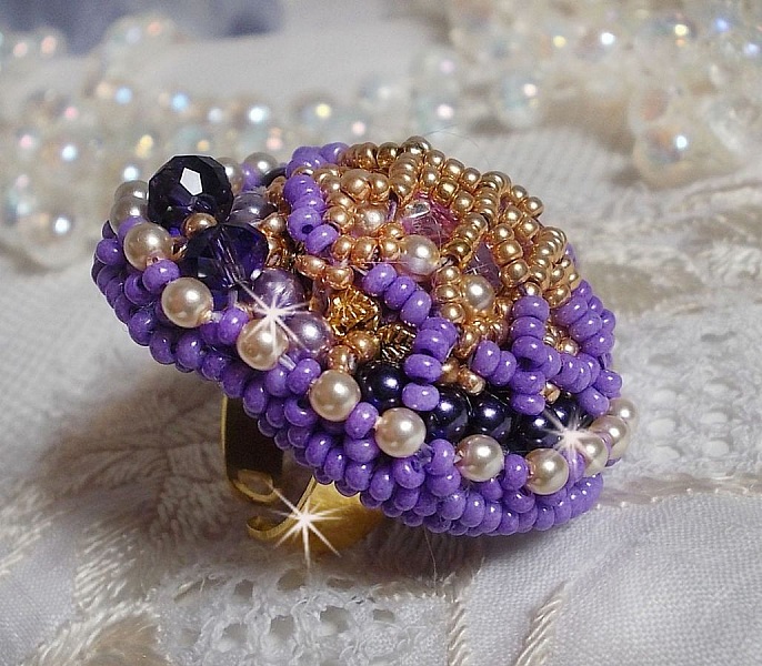 Bague Laureline brod&eacute;e sur une bague Dor&eacute;e avec un cabochon carr&eacute; Violet, perles rondes aplaties, perles rondes nacr&eacute;es en verre Ivoire, Mauve et Purple, rocailles pour un style Contemporain