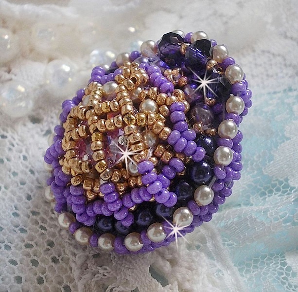 Bague Laureline brod&eacute;e sur une bague Dor&eacute;e avec un cabochon carr&eacute; Violet, perles rondes aplaties, perles rondes nacr&eacute;es en verre Ivoire, Mauve et Purple, rocailles pour un style Contemporain