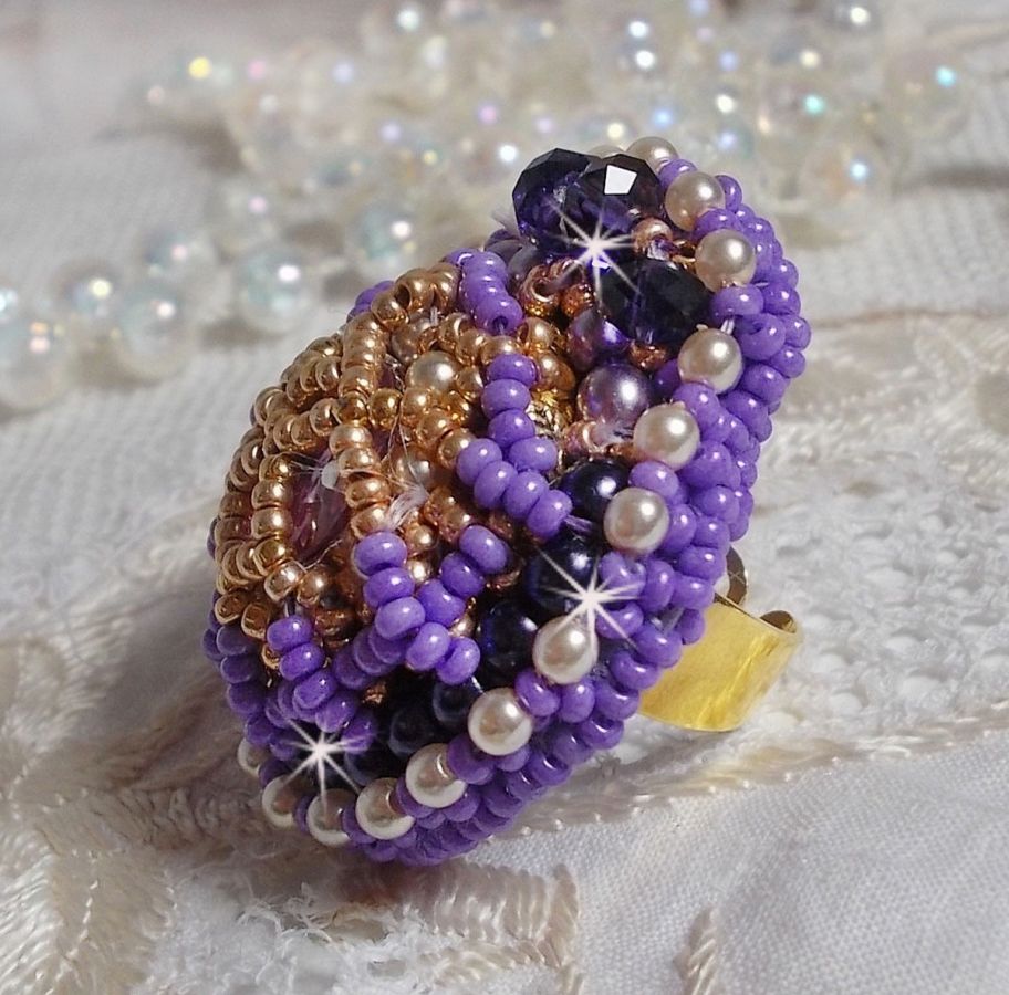 Bague Laureline brod&eacute;e sur une bague Dor&eacute;e avec un cabochon carr&eacute; Violet, perles rondes aplaties, perles rondes nacr&eacute;es en verre Ivoire, Mauve et Purple, rocailles pour un style Contemporain