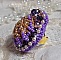 Bague Laureline brod&eacute;e sur une bague Dor&eacute;e avec un cabochon carr&eacute; Violet, perles rondes aplaties, perles rondes nacr&eacute;es en verre Ivoire, Mauve et Purple, rocailles pour un style Contemporain