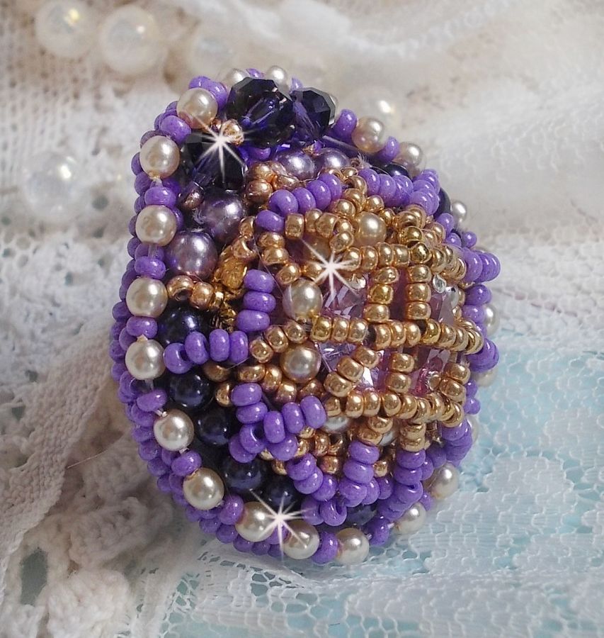 Bague Laureline brod&eacute;e sur une bague Dor&eacute;e avec un cabochon carr&eacute; Violet, perles rondes aplaties, perles rondes nacr&eacute;es en verre Ivoire, Mauve et Purple, rocailles pour un style Contemporain