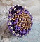 Bague Laureline brod&eacute;e sur une bague Dor&eacute;e avec un cabochon carr&eacute; Violet, perles rondes aplaties, perles rondes nacr&eacute;es en verre Ivoire, Mauve et Purple, rocailles pour un style Contemporain