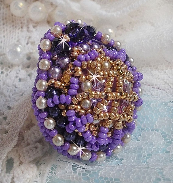 Bague Laureline brod&eacute;e sur une bague Dor&eacute;e avec un cabochon carr&eacute; Violet, perles rondes aplaties, perles rondes nacr&eacute;es en verre Ivoire, Mauve et Purple, rocailles pour un style Contemporain