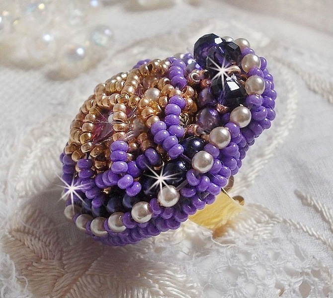 Bague Laureline brod&eacute;e sur une bague Dor&eacute;e avec un cabochon carr&eacute; Violet, perles rondes aplaties, perles rondes nacr&eacute;es en verre Ivoire, Mauve et Purple, rocailles pour un style Contemporain