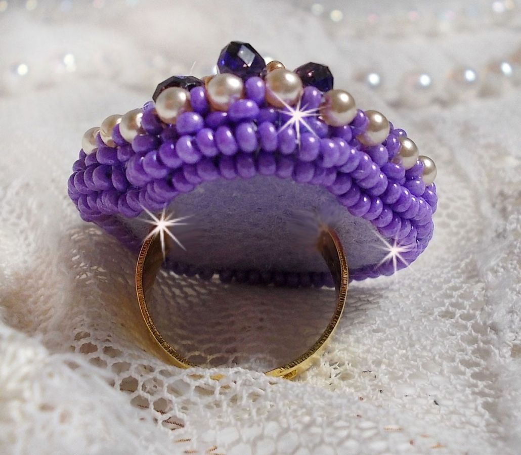 Bague Laureline brod&eacute;e sur une bague Dor&eacute;e avec un cabochon carr&eacute; Violet, perles rondes aplaties, perles rondes nacr&eacute;es en verre Ivoire, Mauve et Purple, rocailles pour un style Contemporain