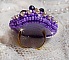 Bague Laureline brod&eacute;e sur une bague Dor&eacute;e avec un cabochon carr&eacute; Violet, perles rondes aplaties, perles rondes nacr&eacute;es en verre Ivoire, Mauve et Purple, rocailles pour un style Contemporain