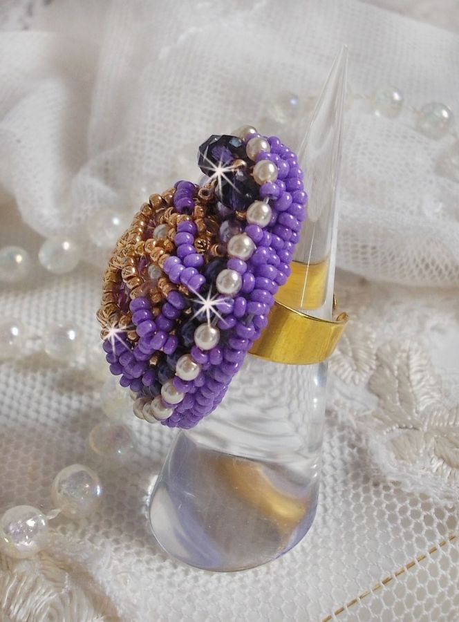 Bague Laureline brod&eacute;e sur une bague Dor&eacute;e avec un cabochon carr&eacute; Violet, perles rondes aplaties, perles rondes nacr&eacute;es en verre Ivoire, Mauve et Purple, rocailles pour un style Contemporain