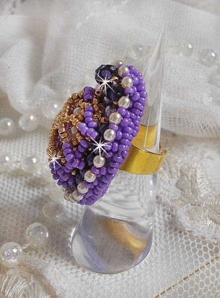 Bague Laureline brod&eacute;e sur une bague Dor&eacute;e avec un cabochon carr&eacute; Violet, perles rondes aplaties, perles rondes nacr&eacute;es en verre Ivoire, Mauve et Purple, rocailles pour un style Contemporain