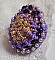 Bague Laureline brod&eacute;e sur une bague Dor&eacute;e avec un cabochon carr&eacute; Violet, perles rondes aplaties, perles rondes nacr&eacute;es en verre Ivoire, Mauve et Purple, rocailles pour un style Contemporain