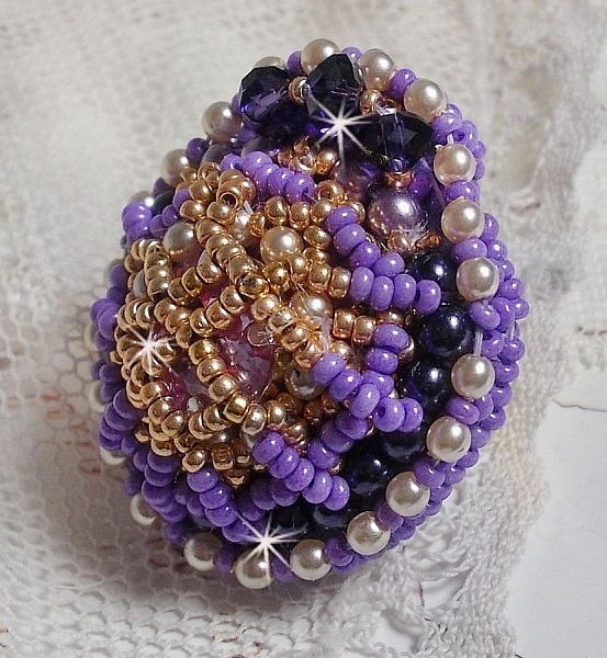 Bague Laureline brod&eacute;e sur une bague Dor&eacute;e avec un cabochon carr&eacute; Violet, perles rondes aplaties, perles rondes nacr&eacute;es en verre Ivoire, Mauve et Purple, rocailles pour un style Contemporain